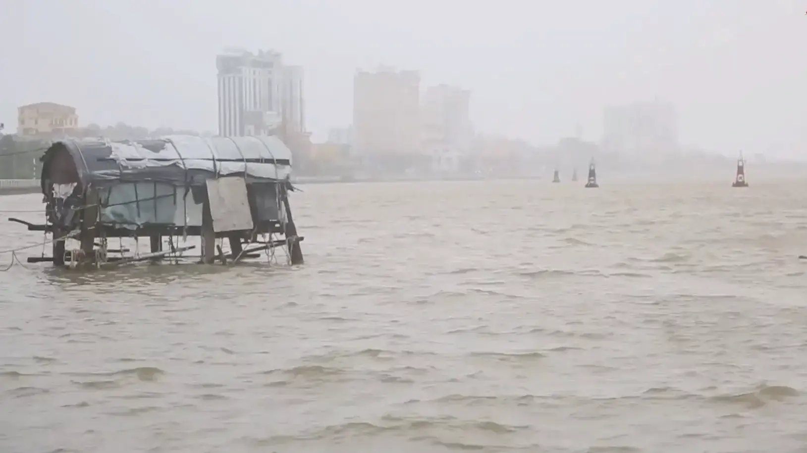 Thời tiết 24/11: Miền Trung tiếp tục mưa lớn trên diện rộng